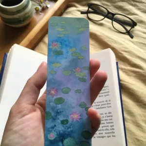 marque page nymphéas livre tenu en main recto