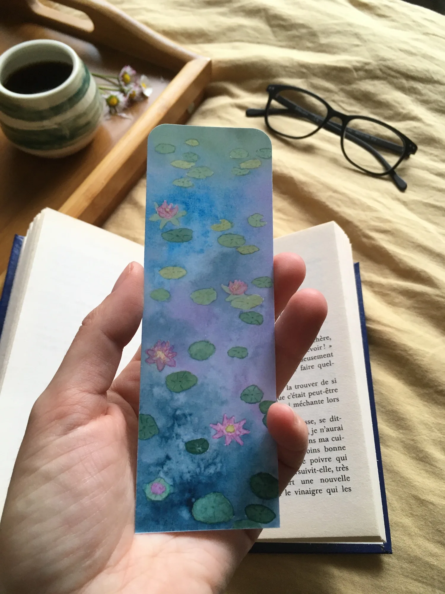 marque page nymphéas livre tenu en main recto