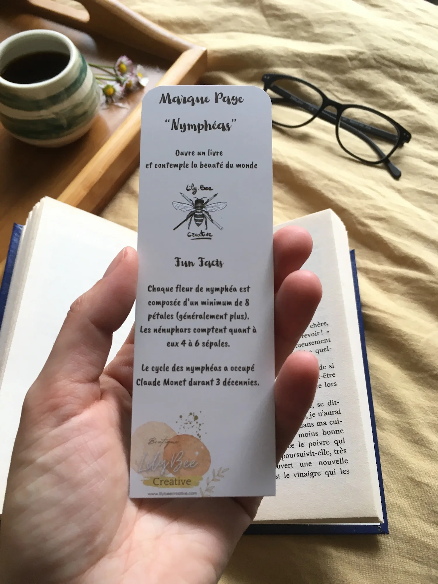 marque page nymphéas livre tenu en main verso